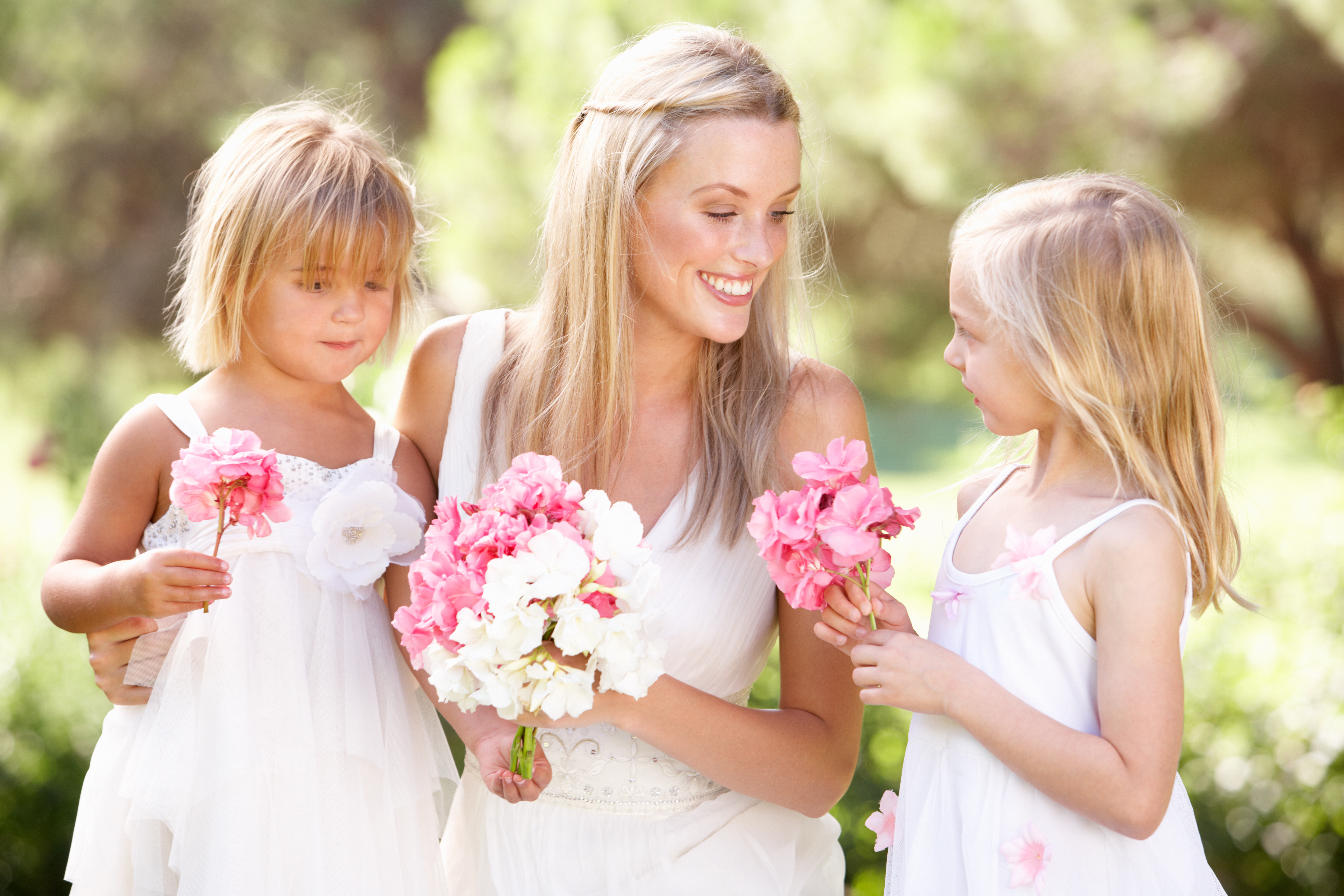 Happy daughter. Мама и дочка. Мама с двумя детьми. Девочка с мамой. Мама с дочкой цветы.